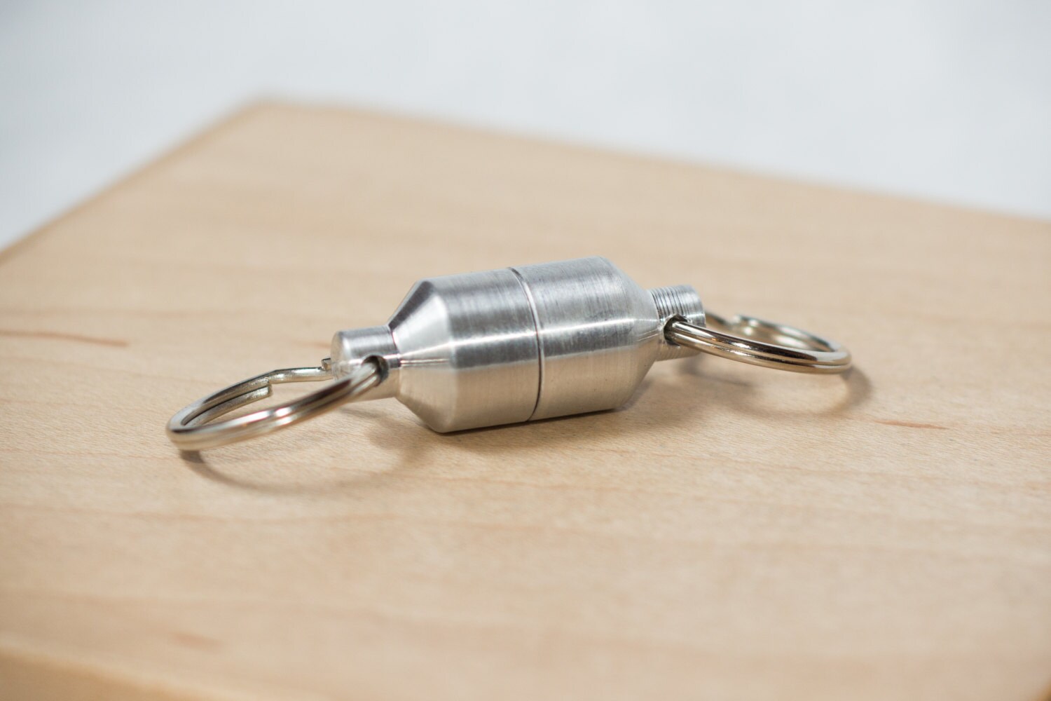 Magnetic/aluminum quick release key chain