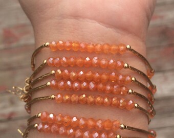 Peach Beaded Charm Bracelet Set with gold plated charms - Pulseras Semanario color durazno con dijes y separadores chapa de oro