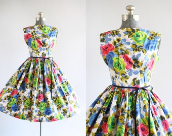 Vintage 1950s Dress / 50s Cotton Dress / Blue Red and Green Rose Print Dress XS/S