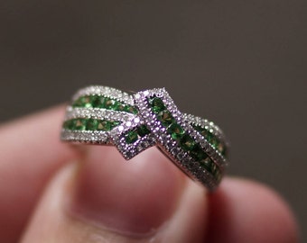 14K White Gold Tsavorite and Round Diamond Fashion Ring