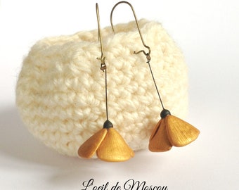 Earrings gilded with ease