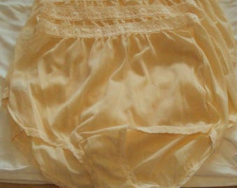 Vintage fullcut brief satinette nylon panties sz 7 beige Medium lace waistband