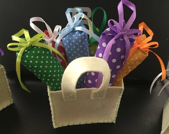 sachet de lavande,panier en feutrine et 6 sachets de lavande ,cadeau unique fait main