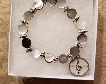 Pearl and shell bracelet with charm