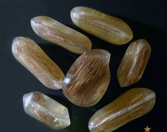 Beads and resin with inclusion of plant material