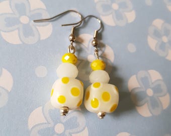 Yellow polka dot earrings, Polka dot beaded earrings, Beaded earrings, Dangle earrings, Drop earrings, Glass beads, Polka dots, Yellow