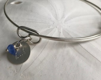 blue sea glass bracelet with state of Maine stamped charm, Maine stamped charm silver adjustable bangle bracelet, beach wedding