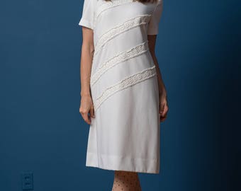 Vintage White Lace Shift Dress (Size Medium/Large)