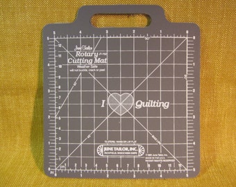 June Tailor mini rotary cutting mat 5", 1/8" increments, superior durability,gridded,non skid,textured,handle,quilting, made in USA