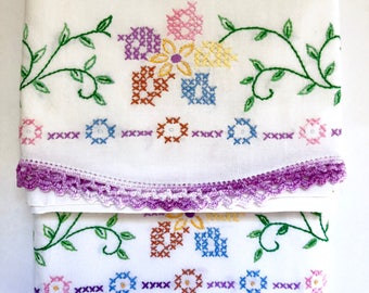 Embroidered Pillowcase Set // 1960's