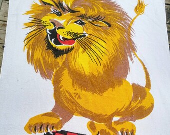 Lion amicale serviette de plage par Kathaway / ludique mi mod / jeux de société / bord de mer, océan, cottage / 1960 / pin up / trop mignon, je ne suis pas lion !