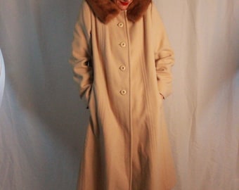 Vintage Classic Movie-Classy 100% Wool Winter Coat. Real Fur Collar. Cream-Colored Long Coat by Alorna.
