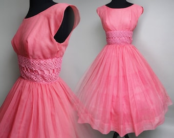 Vintage 1950s Dress//50 Dress//Scalloped Sleeves//Pink//Lace//Chiffon//Full Circle Skirt