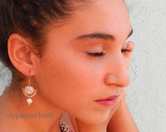 Pink bridal earrings. vintage style wedding earrings. light pink earrings , rose earrings , pearl earrings, pink dangle earrings.