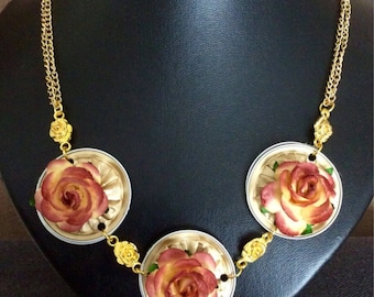 Necklace with 3 aluminum hangers with flowers