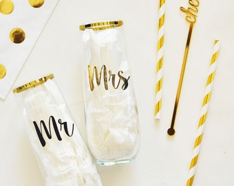 Mr and Mrs Glasses Toasting Flutes Bride and Groom Toasting Glasses Mr and Mrs Wine Glasses Wedding Toasting Glasses Wedding Gift (EB3143)