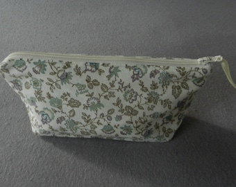Cosmetic case with zipper