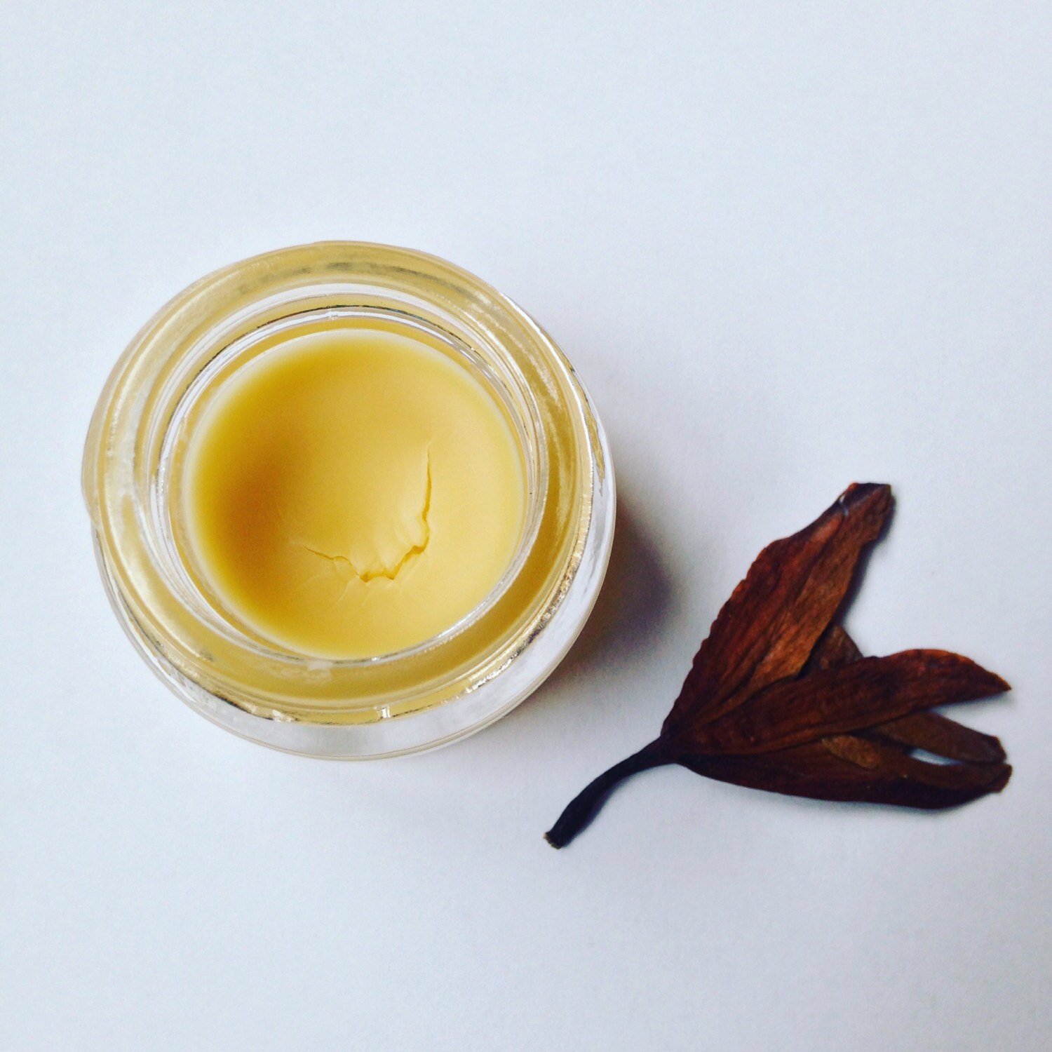 natural perfume fixative. musk base notes botanical.