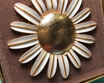Vintage Avon PERFUME GLACÉ DAISY Pin