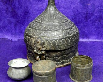 Old box Mughal Paan 1.4 Betel Nut kg Metal carved Ø = 15, 5cm H = 23cm India
