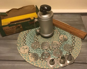 Vintage Mirro Cookie Press with wooden stand and original box (Bottom)
