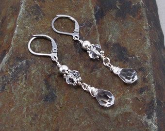 Earrings with sparkling drops