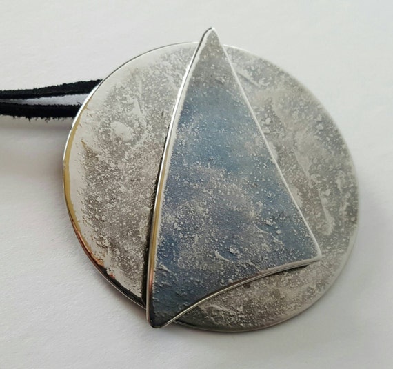 Ladies Handcrafted Sailing Pendant Medallion Necklace Silver & Blue Hypoallergenic Stanless Steel w/ Leather Strap for Sailors / Land Lovers
