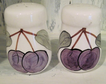 Vintage white ceramic porcelain salt and pepper shakers with berries painted on, salt shakers - pepper shakers, decorative shakers set