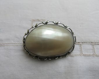 Beautiful Victorian mother-of-pearl and sterling silver brooch