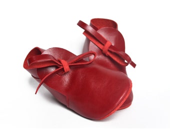 Red baby booties, Baby leather booties, Baby girl booties, Newborn booties, Baby girl shoes, Baby girl gift, Soft sole booties, Crib booties