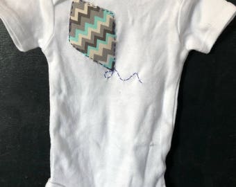 0-3 month short sleeve onesie: fly a kite