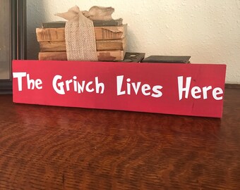 The grinch lives here wood pallet sign