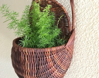 Wicker wall pocket basket