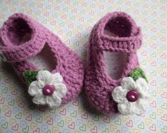 Pattini della neonata di uncinetto fatto a mano; pattini della greppia viola prugna; neonato, bambino pantofole, fiore bambino scarpe; pronto per la spedizione, venditore uk