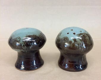 Vintage ceramic salt n pepper shakers