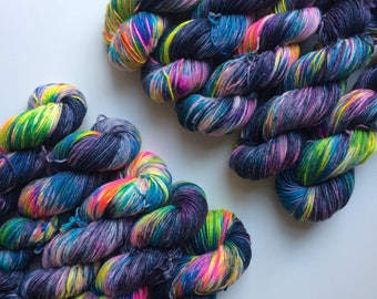 Hand dyed DK yarn Blue Faced Leicester DK weight 100g in Dark side of Ziggy British Farmed uk