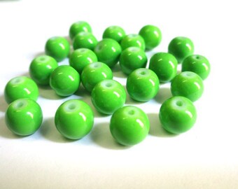 10 green glass beads painted 8mm (R-55)