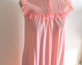 1970's JC Penney Floor Length Coral Nightgown With Lace And Ruffle Bottom / Girly Nightie / 70's Housewife / All Nylon / Sleeveless