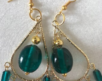 Green teardrop earrings in gold