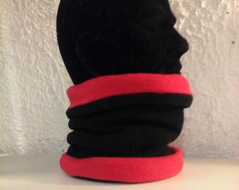 Reversible red and black collar.