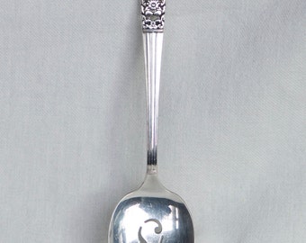 Vintage silver plate sugar sifter or relish spoon…1936 Coronation by Community…aka Hampton Court.