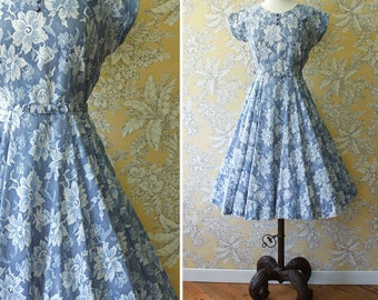 vintage 1950s dress <> 1950s cotton dress <> 50s cotton day dress with lace look print <> blue and white cotton day dress