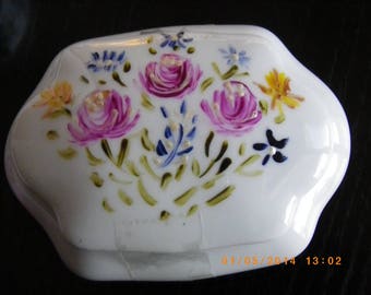 painted porcelain box made of 9 cm x 8 cm with roses