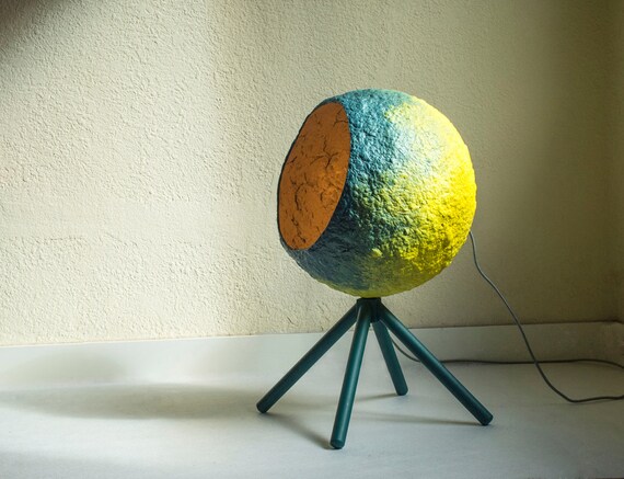 Pappmaché-Lampe Pluto Lampe Pappmaché Stehleuchte Pappmaché-Lampe Pluto Lampe Pappmaché Stehleuchte
