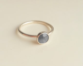 PEBBLE - Grey Misty Stone Sterling Silver Solitaire Stacking Ring Band