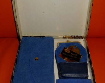 Vintage Geldbörse Zubehör Set 1960 s unbenutzt blau Wildleder Brieftasche Beutel Schlüssel Zigarettenspitze in Box Geschenk Set Mod Brieftasche USA leicht ausgeblichen