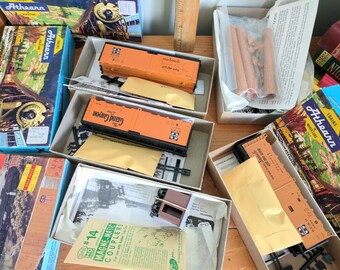 Five Athearn Train Car Models, Not Completed, Railroad Cars, Vintage Models, Santa Fe, The Grand Canyon, Log Car, Logging Caboose