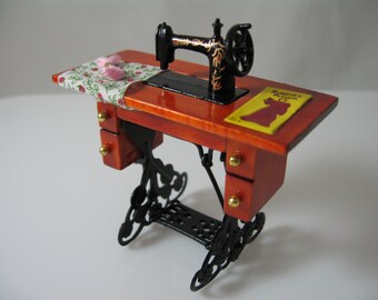 1:12 Scale Dolls House Miniature Sewing Machine