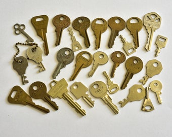 Vintage,28 Keys, Flat Keys, Lot of 28,Vintage Keys,Old Keys,Salvaged keys,Rusty Keys,metal Keys