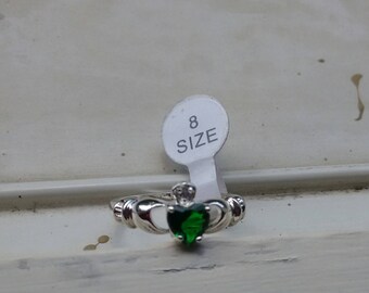 Silver tone ring with green heart size 8